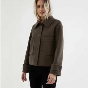 Kappahl kappa  - Säljer denna populära kappa från Kappahl köpt hösten 22. Den är perfekt till våren och är i nyskick. Köpte för 899kr. Storlek xs men passar en s och går att ha en tjocktröja under🥰