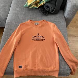Orange Morris sweatshirt Nyskick Knappt använd. Kanske 6 gånger 