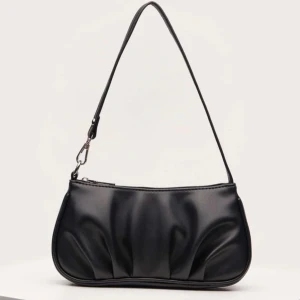 Liten svart väska - Jätte söt liten svart väska. Använd fåtal gånger men fortfarande i väldigt fint skick.