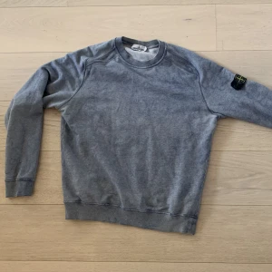 Stoneisland dust colour collegetröja - En annan snygg tröja som min kille vill sälja då det inte är hans stil längre, originalpriset är runt 3000 och de säljs inte längre samt inga defekter