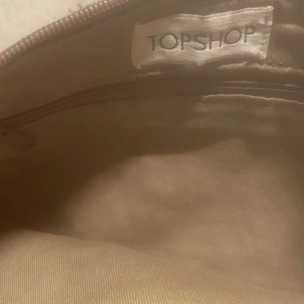 En unik och fin axelväska från topshop.. Väskor.