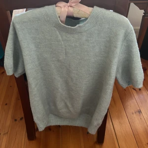 STICKAD T SHIRT - Blå stickad t shirt från HM, använd runt 5 gånger. 