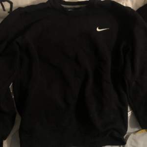 sweatshirt från Nike! 9/10 i skick, inga defekter. står L men går mot en M!❤️❤️färgen på första bilden stämmer bäst överens