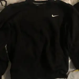 sweatshirt från Nike! 9/10 i skick, inga defekter. står L men går mot en M!❤️❤️färgen på första bilden stämmer bäst överens