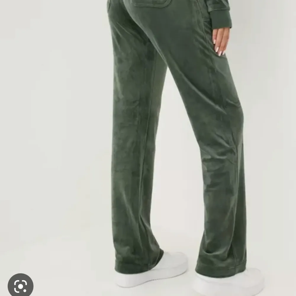 Intressekoll på mina mörkgröna juicy couture byxor som har varit väldigt efterfrågade, skriv till mig privat om ni är intresserade💗💗. Jeans & Byxor.