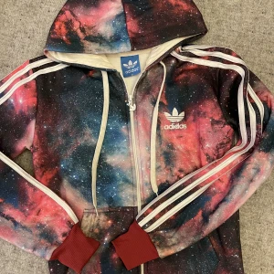Galaxy adidas - Unik zipperhoodie. Stor broderad logga på ryggen. Använd enstaka gång 