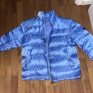 Dior Oblique Jacka - Unik dior jacka som är använd ett fåtal gånger.  - Condition: 10/10 - Storlek:M - Köpt på vestiaire collective.  -Skriv om ni har några frågor eller funderingar