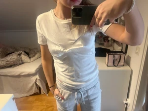 T-shorts/blus - Storlek S, helt ny. 100kr + 14kr frakt