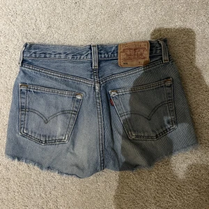 Levis shorts - Vet ej storlek men skulle säga att de passar en 34/XS. Försmå för mig. Köparen står för frakt 