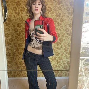 TRÄNINGSTRÖJA - Huvtröja fr monki utan luva. Sportig och snygg! Fint skick👌