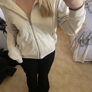 Vit kofta - Fin vit basic kofta från HM. Storlek M men passar mig som har S 💞