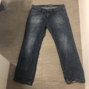 Jeans - Som ni knsk ser så är dom slitna längst ner. Jag är 170 och dom är lite för långa. Annars så är dom väldigt sköna:)