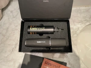 NY tanrevel PRO - NY TANREVEL PRO  Senaste edition från tanrevel. Maskinen är aldrig använd. Medföljer: maskin, originalförpackning, laddsladd, en flaska färg (nästan full) och instruktionsbok.  Nypris: 1299kr  Säljer den därför att jag har två st! :)