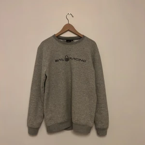 Sail racing tröja Ej använd  - Nypris 1100   Mitt pris 800 Säljer min nästan nya sail racing  tröja just nu till ett bra pris  Cond 9,5/10