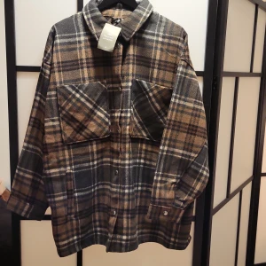 Skjortjacka strl XXL - Helt ny skjortjacka med lappar kvar. Strl XXL. 