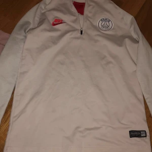 Paris saint tröja - Storlek M, sitter tajt på mig som har XS/S