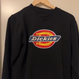 Dickies Sweatshirt  - Säljer en Dickies Sweatshirt då den aldrig används😇 använd 2 gånger sen har den bara hängt i garderoben❤️ storlek S/M 