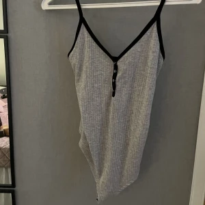 Grå ribbad body  - Fint skick 