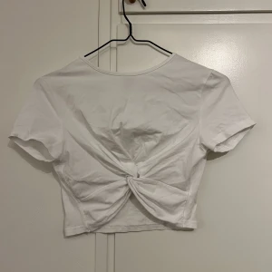 Vit topp - Inga skador Knappt använd 