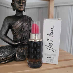 Yes I am 50ml - -Säljer min Yes i am 50ml EdP Använd endast 2 tillfällen så 95% kvar i flaskan   -Skickar med spårbart direkt hem till brevlådan  -Referenser finns  300+frakt 🦋