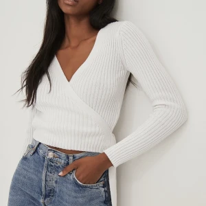 Ribbstickad omlott tröja NA-KD💕 - Superfin, men den kommer ej till andvändning, använd en gång. Orginal pris 429kr, mitt pris 120kr💕