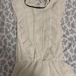 Fin blus från lindex - Superfin blus från Lindex i storlek 170 passar mig som bär storlek S! Blusen är sparsamt använt, väldigt fint sick. 