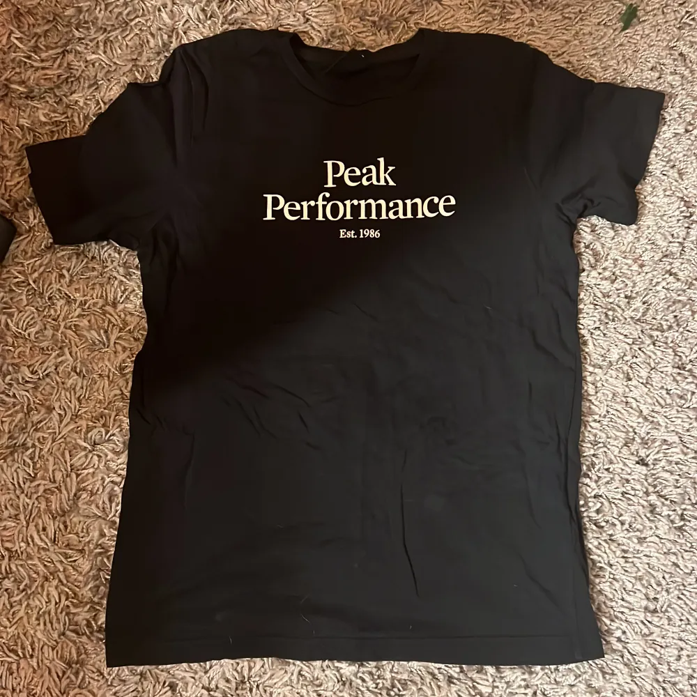 Svart peak performance t-shit, utan några skador . T-shirts.