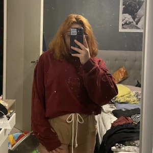 Vinröd sweatshirt - Vinröd sweatshirt som man kan knyta i midjan från Bik Bok. Storlek L. Har även en i gul men storlek S. Använd 1 gång.