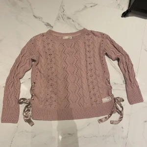 Stickad Odd Molly tröja - Stickad tröja från Odd Molly i gammelrosa 💗 jättefin snörning på sidorna! Knappt använd och Storlek 0 = xs 
