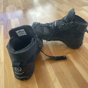 Undercover x Nike SFB Mountain - Väl använda boots, säljer utan original låda. Strlk : 43 / US 9.5 . Fråga ifall du undrar över nå Köparen står för frakt