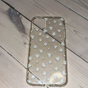 Mobilskal IPhone 11 - Hej! Jag säljer INTE detta skal utan undrar om någon har ett skal för iPhone 13 mini. Jag har en iPhone 13 mini och om det är nån som är intresserade av detta skal så kan man byta. Detta skal är inte alls använt mycket.❤️ Hör av er vid intresse ❤️