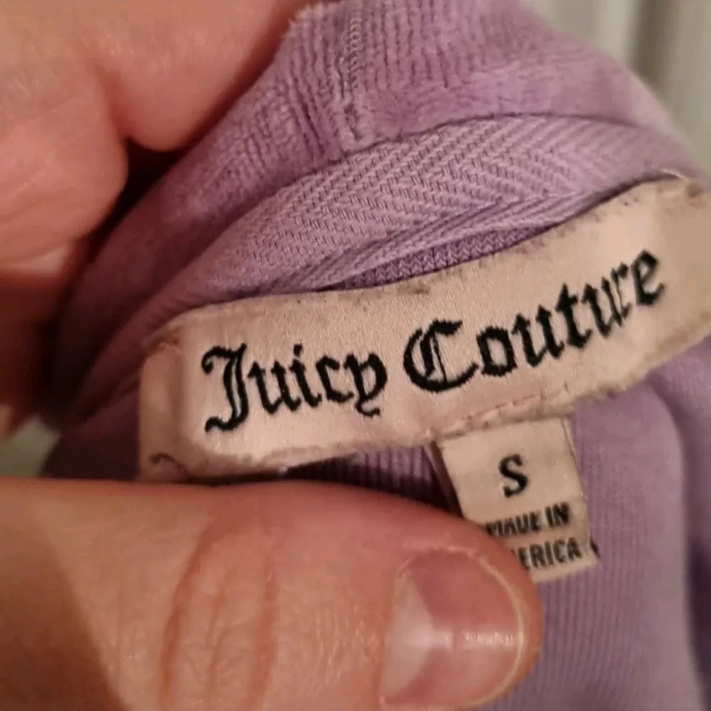 KOMMER UPP MER JUICY I MIN PROFIL SNART❣  Juicy Couture kofta i stl S. Bra skick. Nån liten sten som släppt på J:et. Samt ett litet hål på insidan av fickan, alltså inget som syns alls. Köparen står för frakt.. Tröjor & Koftor.
