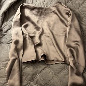Topp - En jätte fin satin topp i storleken XS😍