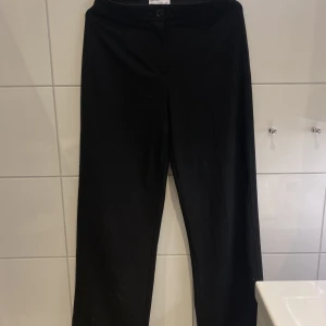 kostymbyxor  - jättefina basic kostymbyxor som passar till vilken outfit som helst! väldigt bra skick!🖤