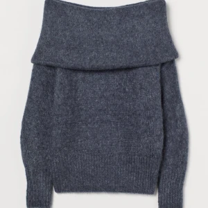 Stickad tröja - Stickad off shoulder tröja i fint skick SLUTSÅLD! Säljer då den tyvärr inte kommer till användning 