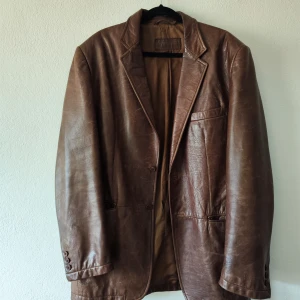 Skinnjacka/kavaj vintage  - Otroligt snygg skinnjacka i kavajstuk i mörkbrun färg. Inköpt för 800kr, säljer nu för 300kr. Använd 2ggr.  Oversize   