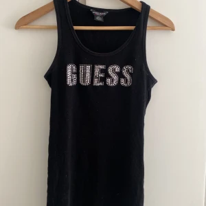 Guess Rhinstone linne  - Ett jättecoolt linne från guess med rhinestones. Fattas några diamanter men annars i bra skick<3