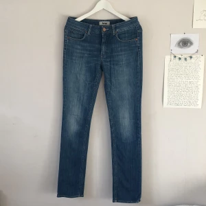 Acne jeans - Säljer dessa skit snygga acne jeans för att de är för små. Jag har aldrig använt de men de är köpta second hand. På bilden ser de bredare ut än vad de är på grund av galjen💗