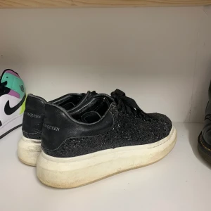 Alexander mcqueen glitter svart  - Stl 39 äkta läder , använd men du kan tvätta de 