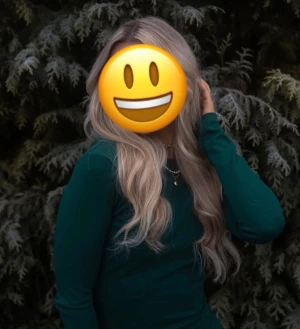 Löshår tejp - Super enkla att sätta i, går att göra själv. Endast använd 1 gång bild 1 och 2 är hur de ser ut i när löshåret sitter i. På bild 3 ser håret lite mörkare men enbart ljuset. 45cm långt, går att locka, platta etc.  Det är 2 paket hår, orginalpris 1500kr