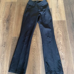 Bikbok kostymbyxor  - Fina kostymbyxor från Bikbok, passar någon som är 165 cm eller kortare💕