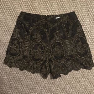 Festliga Shorts i bra skick  - Knappt använda, 1 gång.