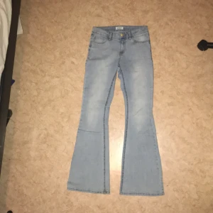 Utsvängda Jeans  - Utsvängda Freja jeans från Lindex i strl 170, dem är aldrig använda köptes för ca 1 år sedan