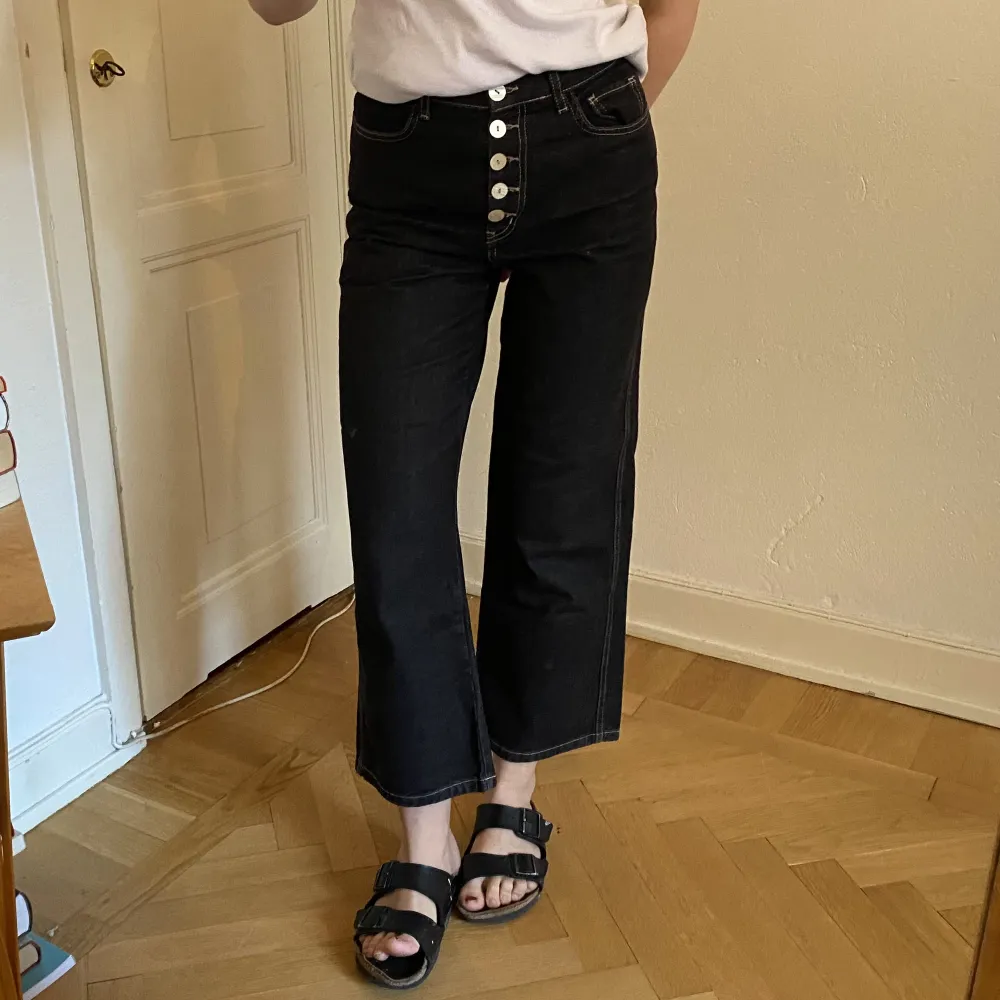Supersnygga jeans från Urban Outfitters, helt oanvända! Storlek S, jag är 173 för referens. Kan mötas upp på Södermalm, annars står köparen för frakt😇. Jeans & Byxor.