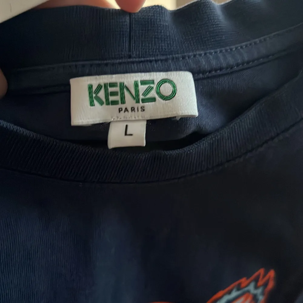 Fin Kenzo T shirt i storlek L passar M. Använd några fåtal gånger. Fler bilder finns vid frågan  . T-shirts.