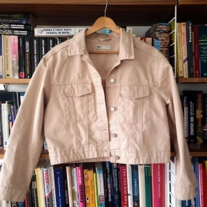 Beige jacka - Beige jacka från Gina Tricot! Köpte den från en annan person på plick men var tyvärr inte min storlek :( Nypris 399, säljer för 200!