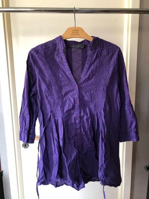 Klänning  - En klänning vet inte var den kommer ifrån men är i storlek 40. Använda fåtal gånger. Djur i hemmet.