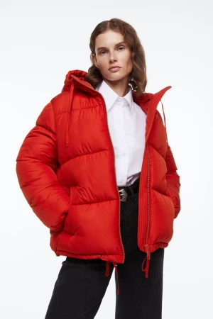 Pufferjacket  - Röd puffer jacka från hm köpt för ca 1årsedan fint skick inga defekter eller liknande:) stl M men passar S,M,L skulle ja säga! Ny pris 499kr❤️(pris kan diskuteras)