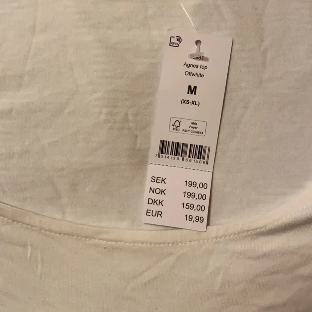 Säljer denhär tröjan från Gina. Oanvänd endast testat:) i str m. Dm för mer info:). Toppar.