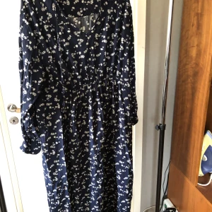 Klänning  - En blå klänning från lager 157 i storlek L. Använd ett fåtal gånger, är i bra skick. Djur i hemmet.